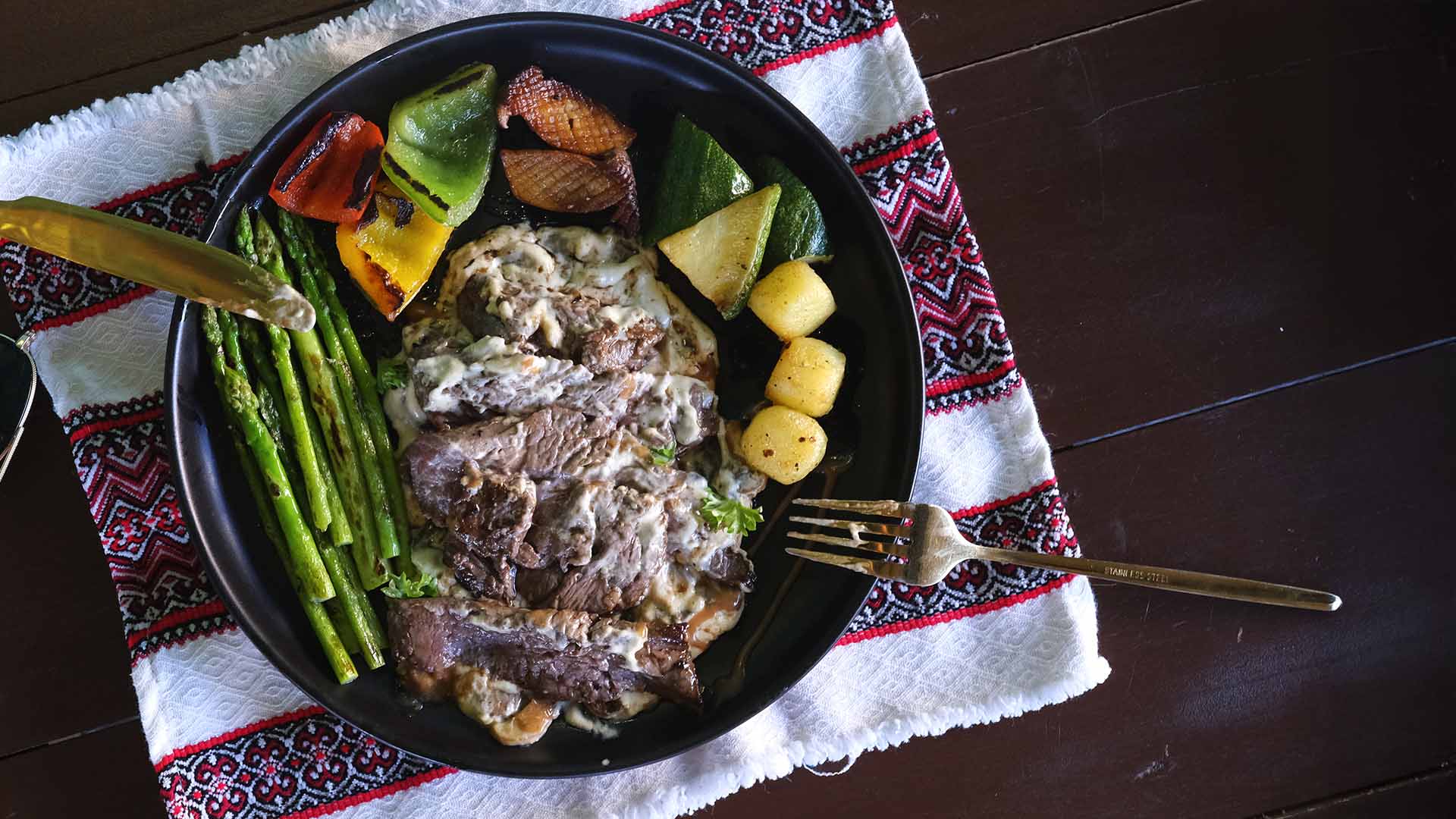 Beef steak with vegetables — Oasis Food special offer
